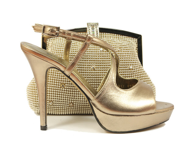 zapatos y bolsos tono oro Nuria Cobo
