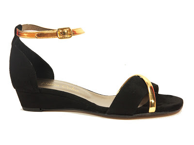 sandalia en negro y oro modelo Elba